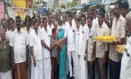 கலசபாக்கம் அருகே அரசு மகளிர் கல்லூரி: இனிப்பு வழங்கி கொண்டாட்டம்