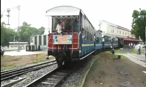நீலகிரி மலை ரயில் போக்குவரத்து துவக்கம்: சுற்றுலா பயணிகள் மகிழ்ச்சி நீலகிரி மலை ரயில் போக்குவரத்து துவக்கம்: சுற்றுலா பயணிகள் மகிழ்ச்சி