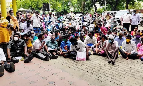 ஈரோடு கலெக்டர் அலுவத்தில் மாற்றுத்திறனாளிகள் போராட்டம்