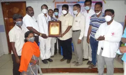 விழுப்புரத்தில் சமூக நல்லாசிரியர் விருது:  எம்பி ரவிக்குமார் வழங்கினார்