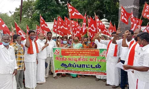 இலவச வீட்டுமனை கேட்டு கம்யூ., கட்சியினர் ஆர்ப்பாட்டம்