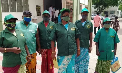 கொரோனா பேரிடர் நிதி ரூ 15 ஆயிரம் வழங்கக் கோரி, படப்பை தூய்மை காவலர்கள் மனு