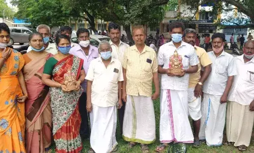 வீதிகளில் விநாயகர் சிலை விற்பனை செய்ய  அனுமதிக்கக் கோரி சங்கத்தினர் மனு