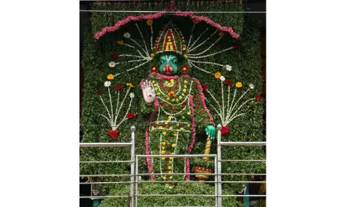 மகாளய அமாவாசை: சிறப்பு அலங்காரத்தில்   ஜெயமாருதி விஸ்வரூப ஆஞ்சநேயர்