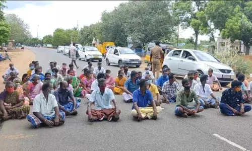 இலவச மண் எடுக்க அனுமதி காேரி மண்பாண்ட தொழிலாளர்கள் சாலை மறியல்