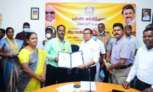 நல்லாசிரியர் விருது: அரசுப்பள்ளி  ஆசிரியர்களுக்கு கலெக்டர் அமர் குஷ்வாஹா வழங்கினார்