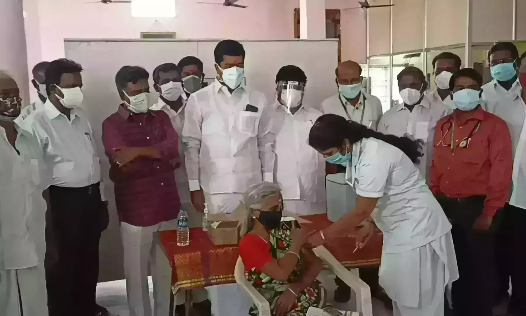ஒரே நாளில் 20 லட்சம் பேருக்கு கொரோனா தடுப்பூசி- அமைச்சர் தகவல் ஒரே நாளில் 20 லட்சம் பேருக்கு கொரோனா தடுப்பூசி- அமைச்சர் தகவல்