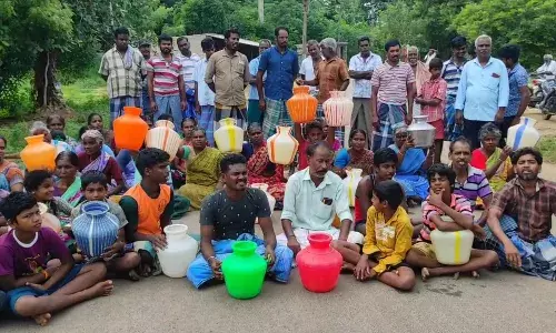 குடிநீர் வழங்காததை கண்டித்து காலிக் குடங்களுடன் பொதுமக்கள் சாலைமறியல்