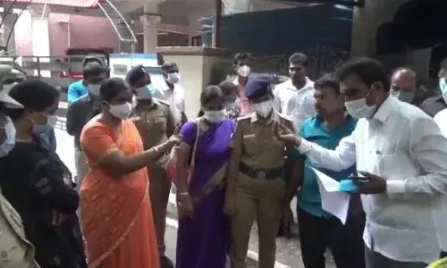 வேளச்சேரியில் பெண்கள் விடுதிக்கு சீல் வைக்க வந்த அதிகாரிகளால் பரபரப்பு