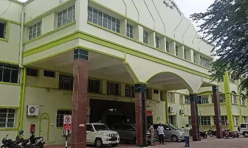 நிலத்திற்கு இழப்பீடு தராததால் கலெக்டர் அலுவலகத்தில் ஜப்தி நடவடிக்கை