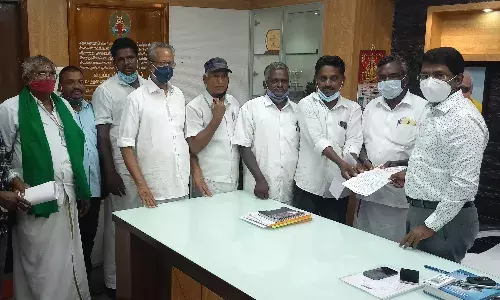 விளைநிலத்தில் மின் கோபுரம்:  இழப்பீடு வழங்க விவசாயிகள் வலியுறுத்தல்