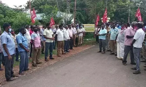 செய்யாறு மின்வாரிய அலுவலகம் அருகே  மின்வாரிய ஒப்பந்த தொழிலாளர்கள் ஆர்ப்பாட்டம்