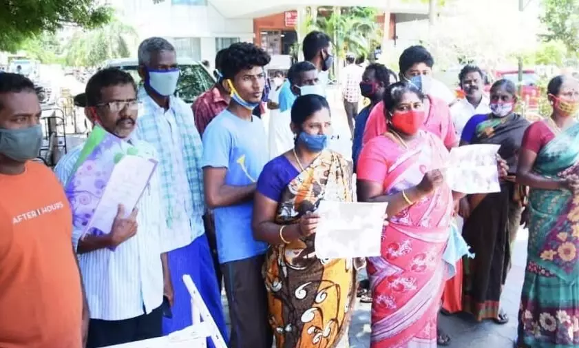 கொலையானவரின் உடலை வாங்க மறுத்து திருச்சியில் உறவினர்கள் போராட்டம் கொலையானவரின் உடலை வாங்க மறுத்து திருச்சியில் உறவினர்கள் போராட்டம்