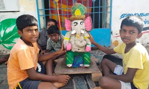 களிமண் சிலைகள் செய்யும் கிராமத்து இளம் மாணவர்கள்
