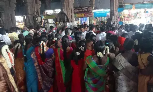 திருப்பரங்குன்றம் கோவிலில் சமூக இடைவெளியின்றி திரண்ட பக்தர்கள்
