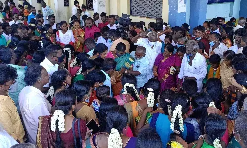 கொரோனா பரவலுக்கு நாமே வழிவகுக்கலாமா? கோவிலில் சமூக இடைவெளி மிஸ்ஸிங்