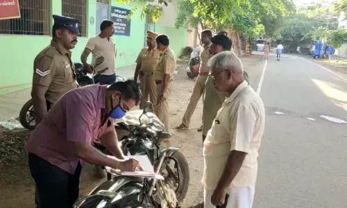 காரைக்குடியில் நடந்து சென்ற மூதாட்டியிடம் 14 சவரன் நகை பறிப்பு