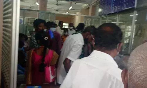 குமாரபாளையத்தில் கொரோனா விதிகளை மீறி அலட்சியம் காட்டும் பத்திரப்பதிவு அலுவலர்கள்
