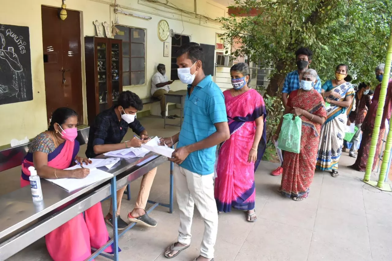 ஈரோடு மொடக்குறிச்சி சுற்றுவட்டார பகுதிகளில் தடுப்பூசி போடும் இடங்கள் ஈரோடு மொடக்குறிச்சி சுற்றுவட்டார பகுதிகளில் தடுப்பூசி போடும் இடங்கள்