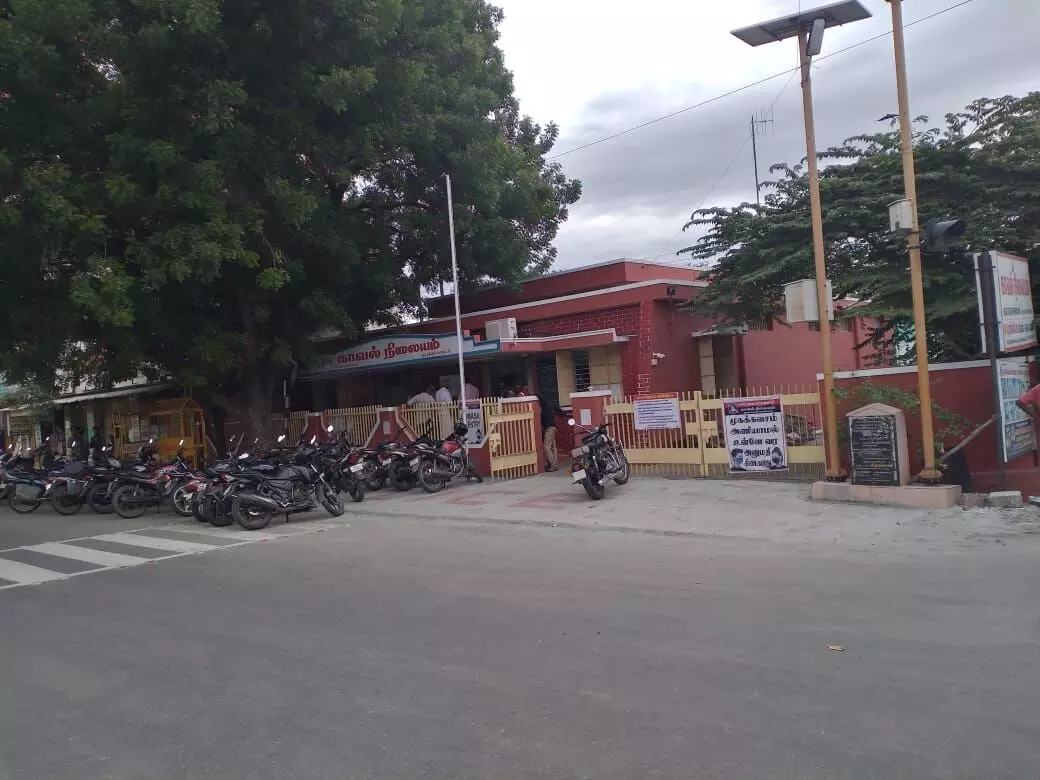 குமாரபாளையம் அருகே டூவீலர்- லாரி மோதிய விபத்தில் இருவர் படுகாயம் குமாரபாளையம் அருகே டூவீலர்- லாரி மோதிய விபத்தில் இருவர் படுகாயம்