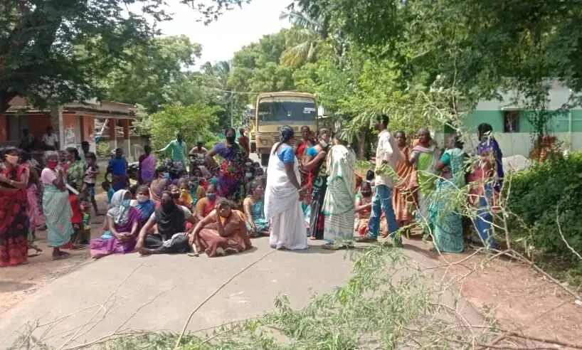 ஆனூரில் 100 நாட்கள் வேலையில் திமுகவினர் தலையீட்டை கண்டித்து சாலை மறியல் ஆனூரில் 100 நாட்கள் வேலையில் திமுகவினர் தலையீட்டை கண்டித்து சாலை மறியல்