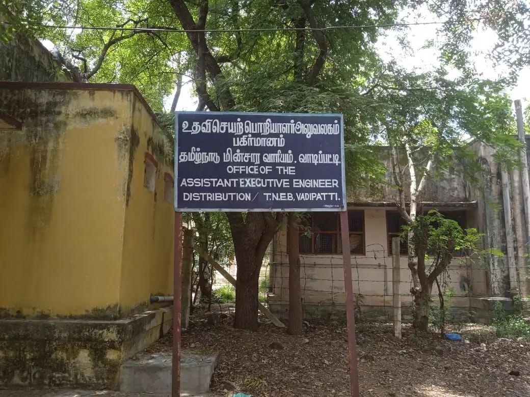 வாடிப்பட்டியில் மின்கட்டணம் கட்ட மக்களை அலைக்கழிக்கும் மின்வாரியம் வாடிப்பட்டியில் மின்கட்டணம் கட்ட மக்களை அலைக்கழிக்கும் மின்வாரியம்