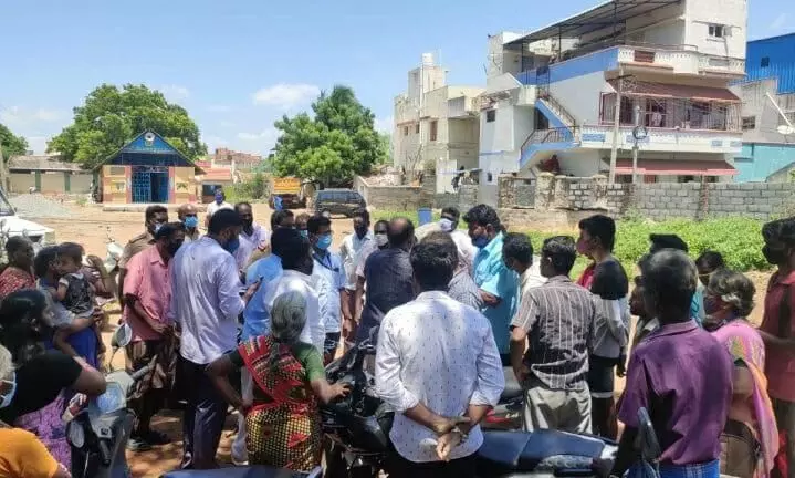 திருச்சி கிராப்பட்டியில் கோயில் மதில் சுவர் கட்டுவதற்கு வந்த எதிர்ப்பால் பரபரப்பு திருச்சி கிராப்பட்டியில் கோயில் மதில் சுவர் கட்டுவதற்கு வந்த எதிர்ப்பால் பரபரப்பு