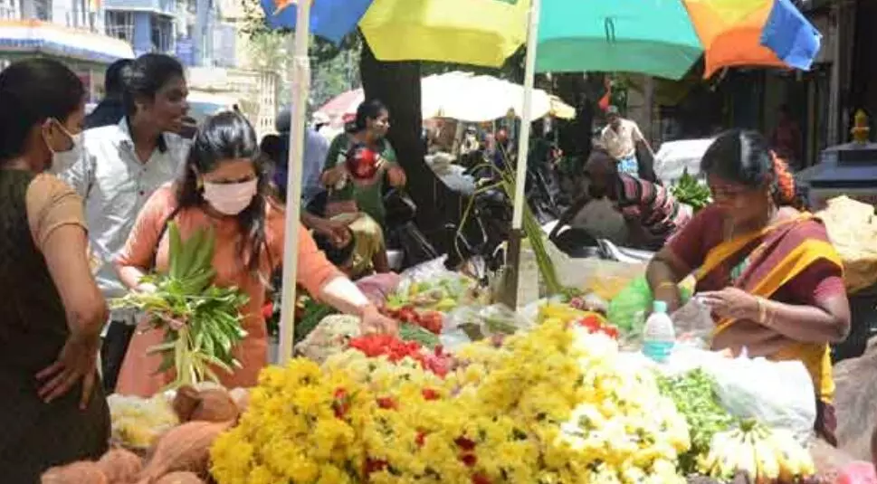 விநாயகர் சதுர்த்தி விழா: பூஜை பொருட்கள் வாங்க திரண்ட மக்கள் விநாயகர் சதுர்த்தி விழா: பூஜை பொருட்கள் வாங்க திரண்ட மக்கள்