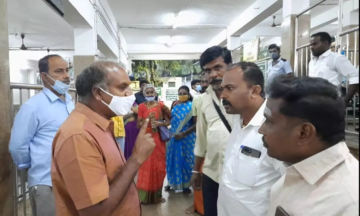 பழனி கோவில் இழுவை ரயில்: பயணச்சீட்டு தராததால் பக்தர்கள் வாக்குவாதம் பழனி கோவில் இழுவை ரயில்: பயணச்சீட்டு தராததால் பக்தர்கள் வாக்குவாதம்
