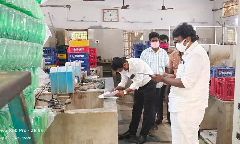 திருச்சியில் தயாரிப்பு தேதி இல்லாத 3 ஆயிரம் லிட்டர் குளிர்பானம் பறிமுதல் திருச்சியில் தயாரிப்பு தேதி இல்லாத 3 ஆயிரம் லிட்டர் குளிர்பானம் பறிமுதல்