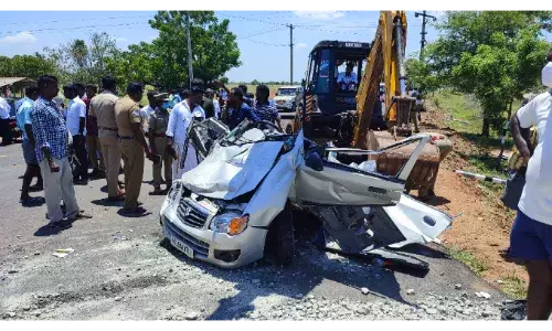 சிவகங்கை அருகே நின்ற கார் மீது லாரி மோதி விபத்து :சம்பவ இடத்திலேயே உயிரிழப்பு