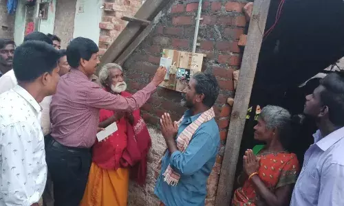 மதுரை அருகே 10 ஆண்டுகளுக்குப் பின் குடியிருப்புகளுக்கு  மின்சார வசதி