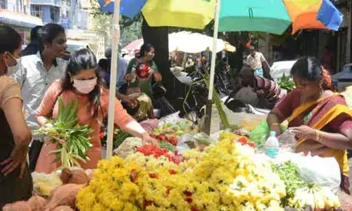 விநாயகர் சதுர்த்தி விழா: பூஜை பொருட்கள் வாங்க திரண்ட மக்கள்