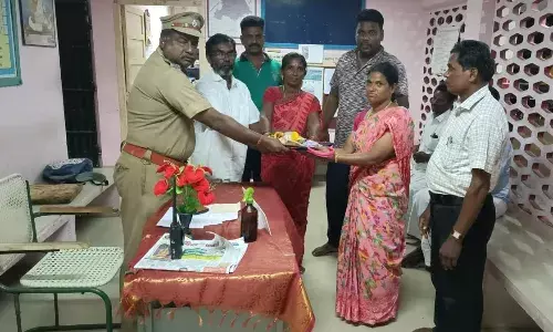 சாலையில் நகையுடன் கிடந்த பை - போலீசில் ஒப்படைத்தவருக்கு பாராட்டு