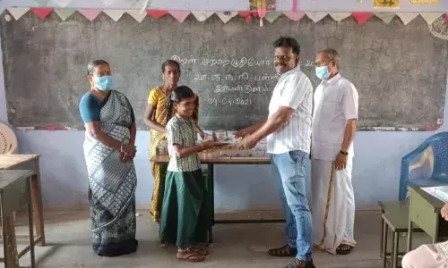 மாணவர்களுக்கு விருது வழங்கி ஊக்கம் தரும் இருமன்குளம் பள்ளி ஆசிரியர்கள்
