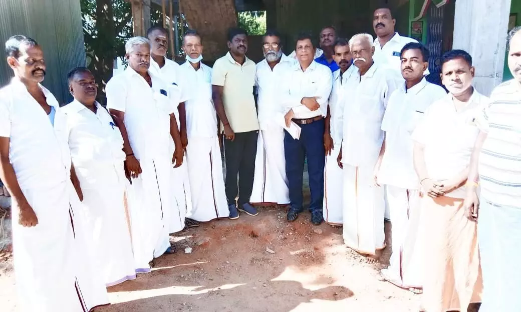 பல்வேறு காேரிக்கைகளை வலியுறுத்தி மாெட்டை பாேடும் தாெழிலாளர்கள் மனு பல்வேறு காேரிக்கைகளை வலியுறுத்தி மாெட்டை பாேடும் தாெழிலாளர்கள் மனு