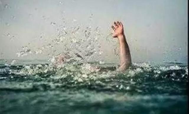 திருத்தணி அருகே கொசஸ்தலை ஆற்றில் நெசவு தொழிலாளி நீரில் மூழ்கி பலி திருத்தணி அருகே கொசஸ்தலை ஆற்றில் நெசவு தொழிலாளி நீரில் மூழ்கி பலி