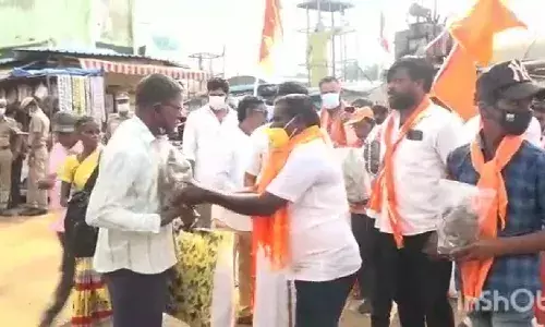 பொதுமக்களுக்கு இலவசமாக விநாயகர் சிலைகளை வழங்கிய சிவசேனா கட்சியினர்