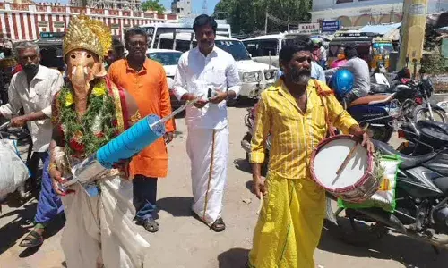 விருதுநகரில் விநாயகர் வேடமணிந்து கொரானா தடுப்பூசி விழிப்புணர்வு பிரச்சாரம் நடைபெற்றது
