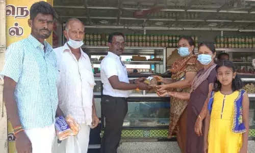 விநாயகர் சதுர்த்தி: வாடிக்கையாளர்களுக்கு விதை விநாயகர் சிலை வழங்கல்
