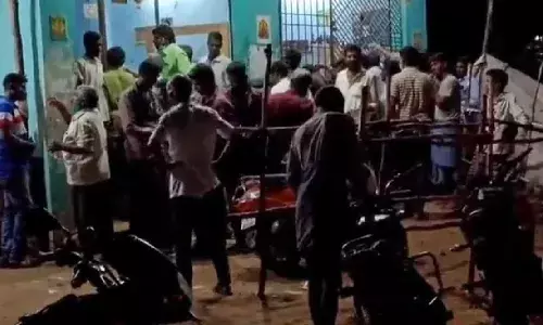 கும்மிடிப்பூண்டி மதுக்கடைகளில் சமூக இடைவெளி மாயம்- தொற்று பரவ வாய்ப்பு