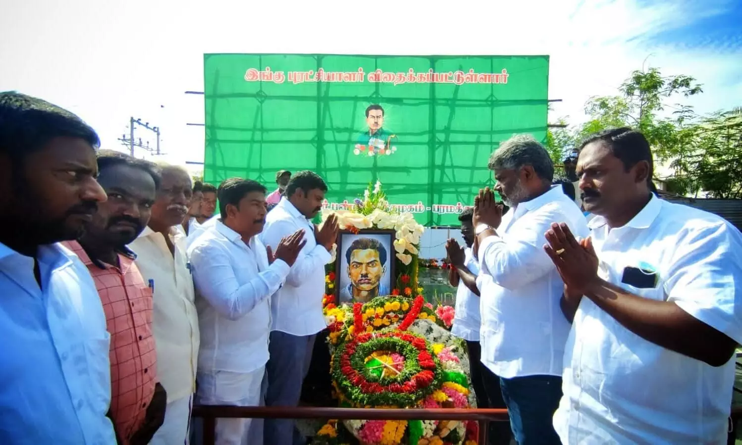 இமானுவேல் சேகரன் நினைவுநாள்: தென்காசி எம்பி, எம்எல்ஏ மலர் தூவி மரியாதை இமானுவேல் சேகரன் நினைவுநாள்: தென்காசி எம்பி, எம்எல்ஏ மலர் தூவி மரியாதை