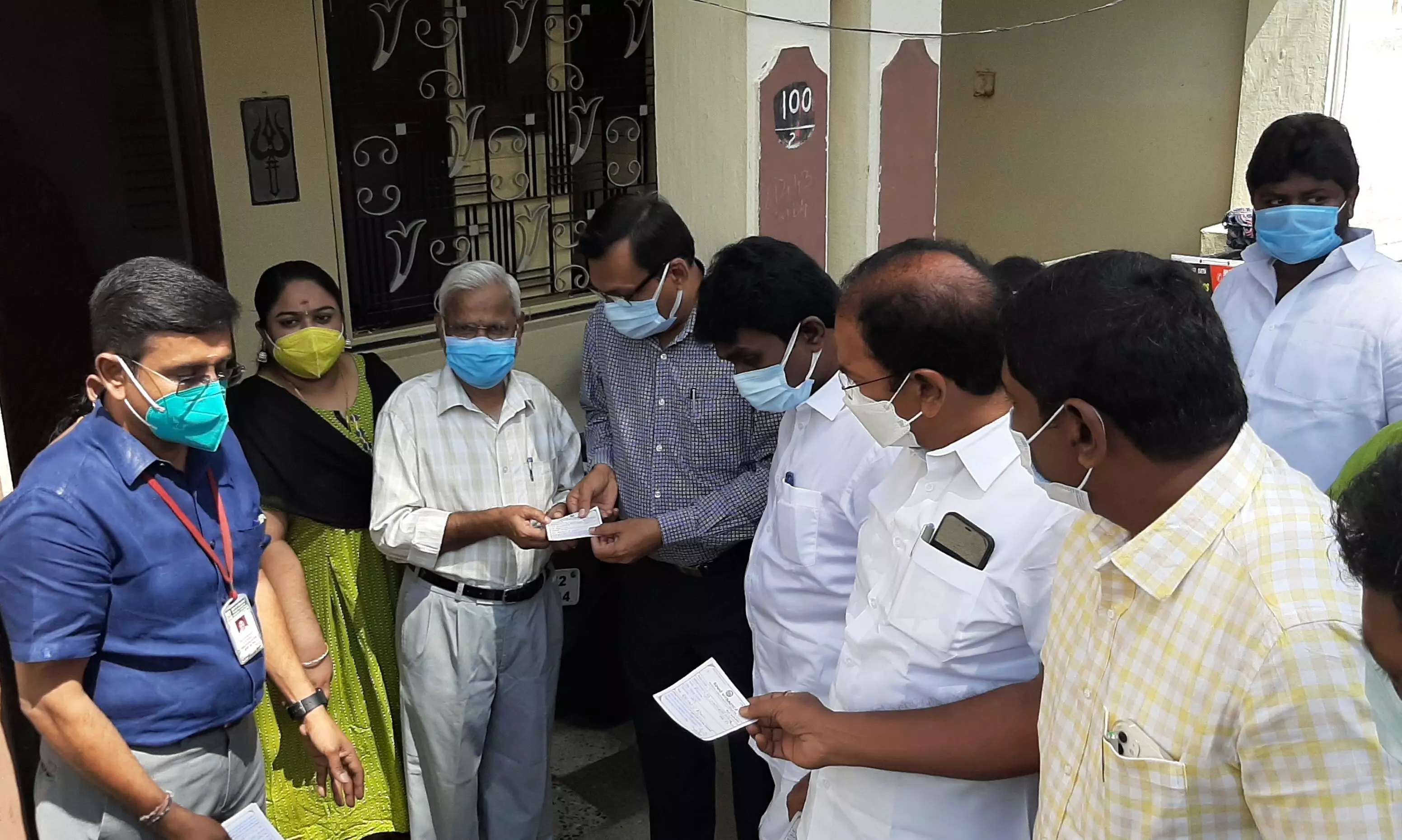 சேலத்தில் நாளை மாபெரும் தடுப்பூசி முகாம்: வீடு வீடாக பூத் சிலிப் வழங்கும் பணி தீவிரம் சேலத்தில் நாளை மாபெரும் தடுப்பூசி முகாம்: வீடு வீடாக பூத் சிலிப் வழங்கும் பணி தீவிரம்
