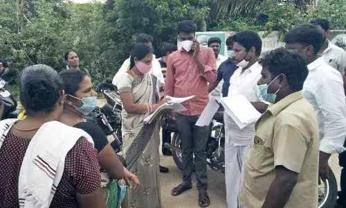 வாக்காளர் பட்டியலில் குளறுபடி: அதிகாரிகள் வீடு வீடாக சென்று ஆய்வு வாக்காளர் பட்டியலில் குளறுபடி: அதிகாரிகள் வீடு வீடாக சென்று ஆய்வு