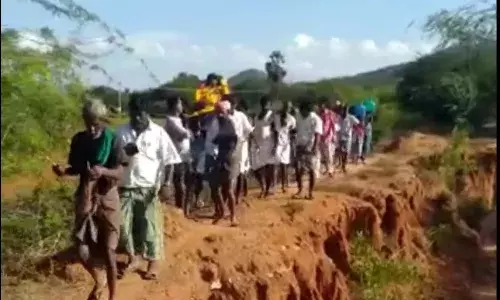 கரணம் தப்பினால் மரணம்: அபாயகரமான  சுடுகாட்டு பாதையால் தவிக்கும் மக்கள்