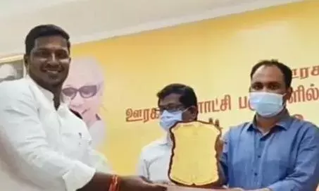 கொண்டகரை ஊராட்சி மன்ற தலைவருக்கு சிறப்பு விருது: ஆட்சியர் வழங்கல் கொண்டகரை ஊராட்சி மன்ற தலைவருக்கு சிறப்பு விருது: ஆட்சியர் வழங்கல்
