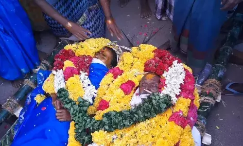 இதுவல்லவோ காதல்: மனைவி இறந்த துக்கம் தாங்காமல் கணவரும் மரணம்