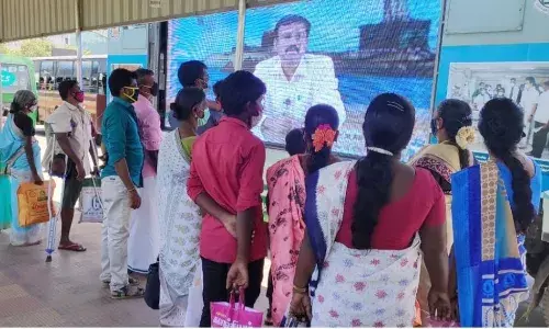தடுப்பூசி போடுவதன் அவசியம் குறித்து மின்னணு திரை மூலம் விழிப்புணர்வு