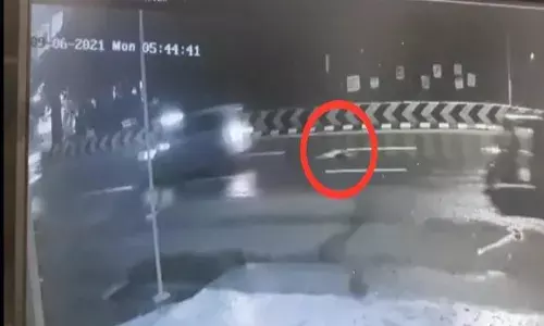 கோவையில் காரின் பக்கவாட்டில்  பெண் சடலம் இழுத்து வரும் கோரக் காட்சி, திக், திக்