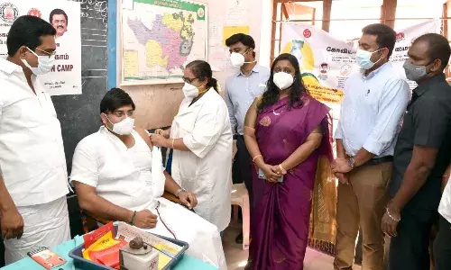 வெண்ணந்தூர் முகாமில் தடுப்பூசி போட்டுக்கொண்ட அமைச்சர் மதிவேந்தன்